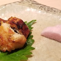 鮨 紺乃 - (06)真穴子(愛媛県産)の味醂浸け焼き、山芋の梅酢漬け
                    真穴子は10年本味醂と本味醂のブレンドに1日浸け込んだものを地焼きされています
                    照りが入って円やかな甘みがとても良い
                    山芋の梅酢漬けも好みです