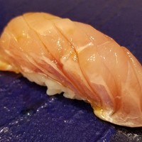 鮨 紺乃 - (11)金目鯛(千葉県銚子産)
                    旬に入りして、脂のりも濃厚ですがしつこく無く、口腔に拡がる上品かつ濃い旨み、儚く消えるあと味、歓喜のひと時
                    身の柔らかさと旨みの濃さから数日寝かせている様子です