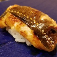 鮨 紺乃 - 追加(20)煮真穴子(愛媛県産)
                      産卵期は初夏～初秋、旬は夏～秋。
                      穴子も旬を迎え、脂がのってます。
                      ふわふわと柔らかい煮穴子、穏やかな甘み、一気に拡がる旨み、ツメも濃過ぎず軽やかな後味です。