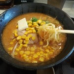 無双 - シコシコちぢれ麺とまではいかないが、ややちぢれ。