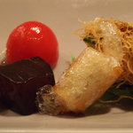 野嵯和 - 八寸（アンチョビとチーズ入りフルーツトマト、蒟蒻のコーヒー煮、生ハムとイチジクのオブラート包み揚げ他）