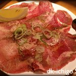 Horumon Yakiniku Okachi - 薄切りタン。