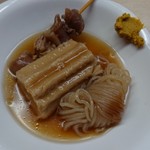 鞠屋 - 牛すじ(100円)、ちくわぶ、しらたき(各80円)