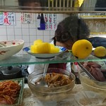 鞠屋 - カウンター前の料理が気になる♪