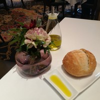 旧桜宮公会堂 - 表面はパリッと香ばしく、中はふっかりふわふわのパン、オリーブオイルと共に