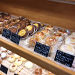 ブーランジェリー レコルト 神戸店 rond point - 色んな種類のパンがたくさん(ブレてます、すいません)
