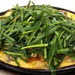 ジュー文華 - ニラたっぷりの下にもつが隠れて、まわりには卵焼き