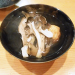 日本料理 たかむら - 鱧揚げ真薯が入った秋田県産の天然の舞茸のお椀