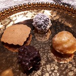 GINZA JOTAKI - プティフール～レモンシュー、紹興酒入りチョコ、ココナッツチョコ、月餅クッキー～こんなものまで、美味しいですか！Σ(￣□￣;)