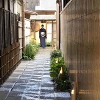 祇園 にしかわ - 奥がお店です