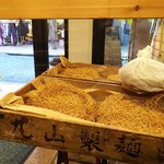 店の外で麺を乾燥させてます