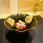 おにく 花柳 - 2018年11月利用。和牛クラシタの軽い炙り 北海道産生雲丹巻き