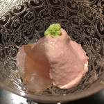 にい留 - ●カワハギ昆布〆　肝 しっかり昆布〆されたカワハギはねっとりしています。 たっぷりの肝ソースで。かなりクォリティが高いです。