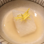 にい留 - ●聖護院かぶらの炊きもの 優しい出汁。口の中でかぶらがほろりととろけます。 柚子がいいアクセント。