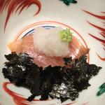 にい留 - ●鰤の漬け、辛味大根 さっと漬けた鰤。辛み大根と山葵でいただきます。 脂がのっている鰤なので、辛み大根が合いますね。 鰤は、かなり難しい素材。魚のことも知り尽くしているんですね。