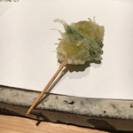 にい留 - ●銀杏と絹さや 串に刺した銀杏と絹さや。食感がいいんです。