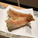 ●ヒメコダイ 希少な魚。これはラッキー。衣をつけて揚げると、さらに肉厚になるんです。 繊細に纏った衣。なにもつけなくても美味しい。甘い。