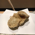 にい留 - ●牡蠣 下処理している牡蠣なのに大きい！ 熱々なんですが、ちびちびいただくとこれまた旨い。 こんな牡蠣の天ぷら食べたことがない。また牡蠣の季節に訪問したいと思いました。