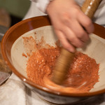 うを徳 - 雞卵焼（たまごやき）製作工程（せいさくこうてい）③、車鰕（くるまえび）摺身（すりみ）を加（くは）ふ