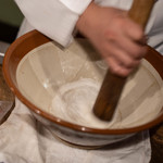 うを徳 - 雞卵焼（たまごやき）製作工程（せいさくこうてい）②、”薯蕷（いも）を擂（す）る