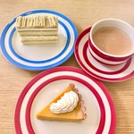 アケミ ケーキ ラボ - かぼちゃタルト 420円(税込)
      和栗のモンブラン 450円(税込)
      チャイ380円(税込)