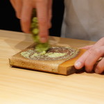 こま田 - 山葵を磨っている