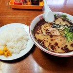 森都苑 - 大盛ラーメンとご飯。ご飯の量がｗ