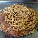 お好み焼き たんぽぽ - こちらは、連れの分(ミックス玉(豚もつえびいか)980円＋そばのせ230円)