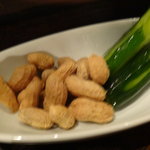 屋台バーえびちゃん - お通し湯がいた落花生とキュウリ浅つけ