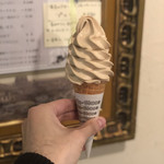 ジェラテリア アクオリーナ - コーヒミルクのジェラートソフト（値段失念）税込