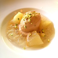 Bistro Buzz 赤坂 - 洋ナシのコンポートとキャラメルアイス