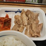 松屋 - 豚肉は冷たい。鍋に投入しました。