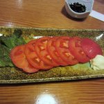 Yataizushi - 最初に運ばれて来たのはトマトスライスです、食事は軽く終わらせてたので軽いおつまみで初めてみました。