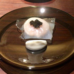 エニェ - ホタテのラビオリ トシノ風味 キャビアとカリフラワー