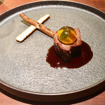 エニェ - ブラックアンガス牛のステーキと宇陀金ごぼうのコンフィ スモークオイルのカプセル添え