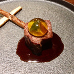 エニェ - ブラックアンガス牛のステーキと宇陀金ごぼうのコンフィ スモークオイルのカプセル添え