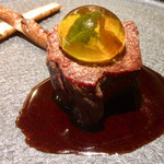 エニェ - ブラックアンガス牛のステーキと宇陀金ごぼうのコンフィ スモークオイルのカプセル添え