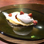 エニェ - 安納もみじのクリームとホワイトチョコレートのアイス ナッツのキャラメリゼ