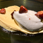 エニェ - 安納もみじのクリームとホワイトチョコレートのアイス ナッツのキャラメリゼ