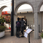 鯛白湯らーめん ○de▽ - お店の前にはプチ行列♪