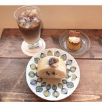 コトリベイク - 栗のロールケーキ 450円(税込)
            かぼちゃプリン 350円(税込)
            アイスカフェラテ 400円(税込)