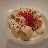 アンティカ オステリア デル ポンテ - ヴェーリー社のショートパスタリコッタチーズイベリッコ豚ロースの生ハムと共に