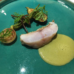 レヴォル - ・山口から届いた甘鯛の鱗焼き　ソースヴェール 火入れがいいですね。すごい！シェフ。 白ワインと生クリームのソース。多分。