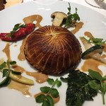 レヴォル - ・真鯛白子のパイ包み焼き　ソース・ビスク いただきたかった白子のパイ。ビスクソースも美味しい。 少量のソースをかけてあるんですが、たっぷりのおかわりソース。 白子がトロトロ、ベシャメルソースがこれまた美味しい。 パイはバターたっぷり。サクサクです。 次回はジビエもいただいてみたい。