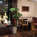 クンメー - 移転前より広く感じる店内