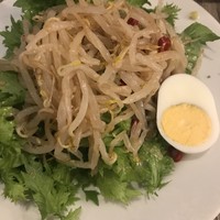 表参道 バッカス - 海鮮パエリアセット１０００円。サラダ、スープ、ドリンクのブュッフェ付きです。もやしの和え物は、魚粉が隠し味？で、複雑な味わいがあり、とても美味しくいただきました（╹◡╹）