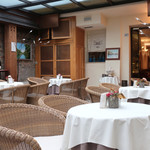 Caffè Corte Cavour - 籐椅子に白いクロス