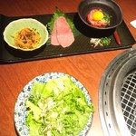 蕃 YORONIKU - サラダと、前菜は 白センマイと 三角と ユッケ