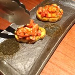 蕃 YORONIKU - フランスパンを丁寧に焼いたものに、ユッケをのせてくれていただきます。