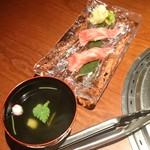 蕃 YORONIKU - お肉のお寿司大好き( ☆∀☆) (追加メニューです)
      お吸い物も美味しかった～♪